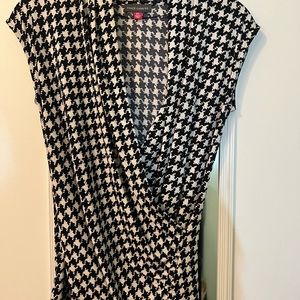 Classic houndstooth sleeveless top.